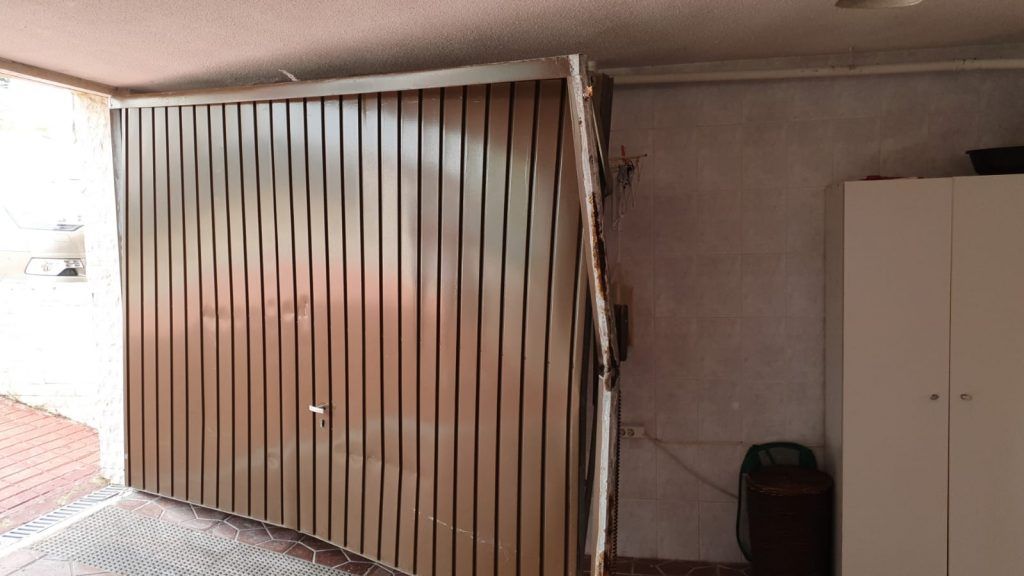 Reparación de puerta abatible
